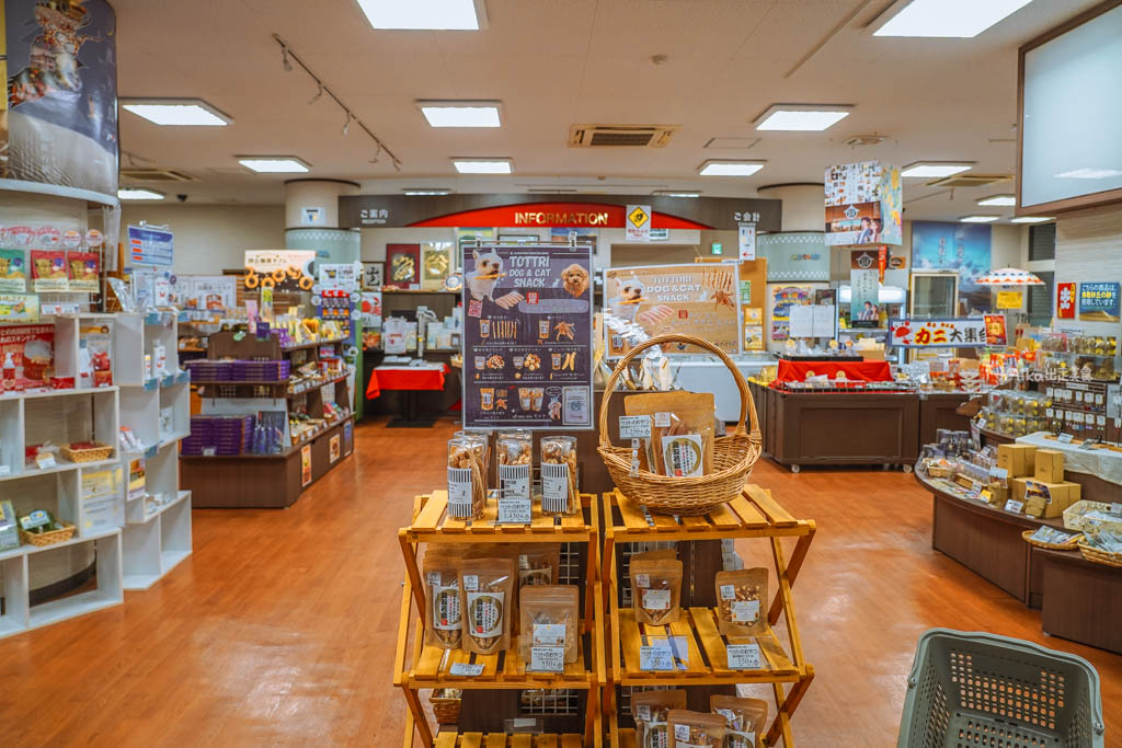 【日本】 鳥取市 ふるさと物産館|鳥取市 國際旅遊產品中心,鳥取必買伴手禮一次到齊,還有過年福袋、鳥取限定商品,以及這裡才有的木製神社立架扭蛋機。 【日本】 鳥取市 ふるさと物産館|鳥取市 國際旅遊產品中心,鳥取必買伴手禮一次到齊,還有過年福袋、鳥取限定商品,以及這裡才有的木製神社立架扭蛋機。