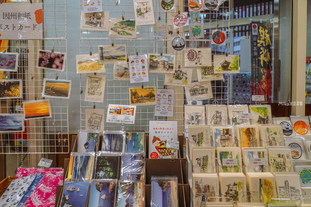 【日本】 鳥取市 ふるさと物産館|鳥取市 國際旅遊產品中心,鳥取必買伴手禮一次到齊,還有過年福袋、鳥取限定商品,以及這裡才有的木製神社立架扭蛋機。 【日本】 鳥取市 ふるさと物産館|鳥取市 國際旅遊產品中心,鳥取必買伴手禮一次到齊,還有過年福袋、鳥取限定商品,以及這裡才有的木製神社立架扭蛋機。