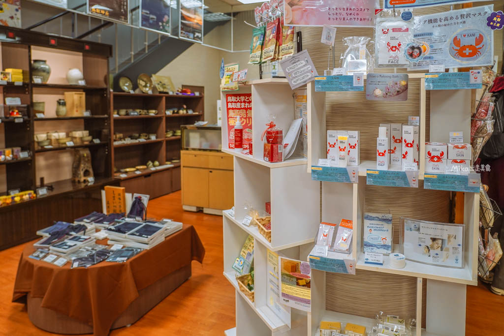 【日本】 鳥取市 ふるさと物産館|鳥取市 國際旅遊產品中心,鳥取必買伴手禮一次到齊,還有過年福袋、鳥取限定商品,以及這裡才有的木製神社立架扭蛋機。 【日本】 鳥取市 ふるさと物産館|鳥取市 國際旅遊產品中心,鳥取必買伴手禮一次到齊,還有過年福袋、鳥取限定商品,以及這裡才有的木製神社立架扭蛋機。