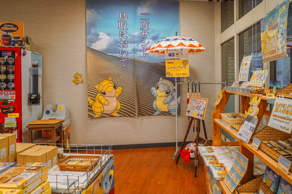 【日本】 鳥取市 ふるさと物産館|鳥取市 國際旅遊產品中心,鳥取必買伴手禮一次到齊,還有過年福袋、鳥取限定商品,以及這裡才有的木製神社立架扭蛋機。 【日本】 鳥取市 ふるさと物産館|鳥取市 國際旅遊產品中心,鳥取必買伴手禮一次到齊,還有過年福袋、鳥取限定商品,以及這裡才有的木製神社立架扭蛋機。