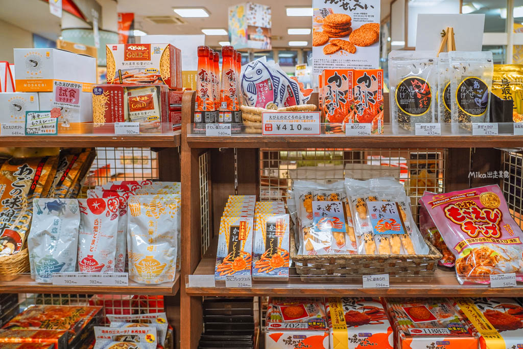 【日本】 鳥取市 ふるさと物産館｜鳥取市 國際旅遊產品中心，鳥取必買伴手禮一次到齊，還有過年福袋、鳥取限定商品，以及這裡才有的木製神社立架扭蛋機。