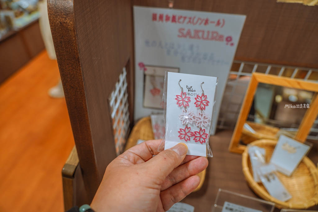 【日本】 鳥取市 ふるさと物産館|鳥取市 國際旅遊產品中心,鳥取必買伴手禮一次到齊,還有過年福袋、鳥取限定商品,以及這裡才有的木製神社立架扭蛋機。 【日本】 鳥取市 ふるさと物産館|鳥取市 國際旅遊產品中心,鳥取必買伴手禮一次到齊,還有過年福袋、鳥取限定商品,以及這裡才有的木製神社立架扭蛋機。