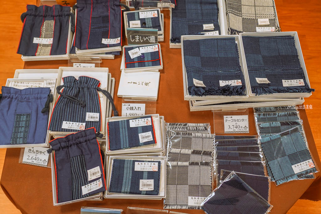 【日本】 鳥取市 ふるさと物産館|鳥取市 國際旅遊產品中心,鳥取必買伴手禮一次到齊,還有過年福袋、鳥取限定商品,以及這裡才有的木製神社立架扭蛋機。 【日本】 鳥取市 ふるさと物産館|鳥取市 國際旅遊產品中心,鳥取必買伴手禮一次到齊,還有過年福袋、鳥取限定商品,以及這裡才有的木製神社立架扭蛋機。