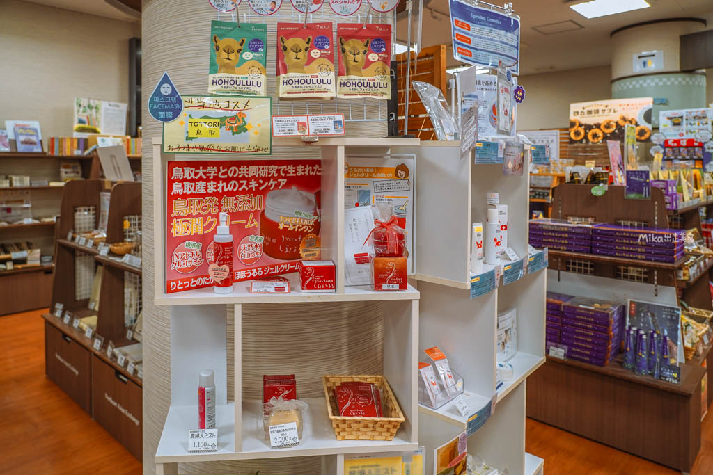 【日本】 鳥取市 ふるさと物産館|鳥取市 國際旅遊產品中心,鳥取必買伴手禮一次到齊,還有過年福袋、鳥取限定商品,以及這裡才有的木製神社立架扭蛋機。 【日本】 鳥取市 ふるさと物産館|鳥取市 國際旅遊產品中心,鳥取必買伴手禮一次到齊,還有過年福袋、鳥取限定商品,以及這裡才有的木製神社立架扭蛋機。