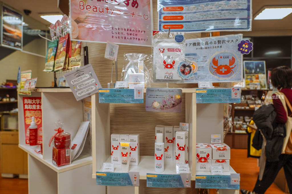 【日本】 鳥取市 ふるさと物産館|鳥取市 國際旅遊產品中心,鳥取必買伴手禮一次到齊,還有過年福袋、鳥取限定商品,以及這裡才有的木製神社立架扭蛋機。 【日本】 鳥取市 ふるさと物産館|鳥取市 國際旅遊產品中心,鳥取必買伴手禮一次到齊,還有過年福袋、鳥取限定商品,以及這裡才有的木製神社立架扭蛋機。