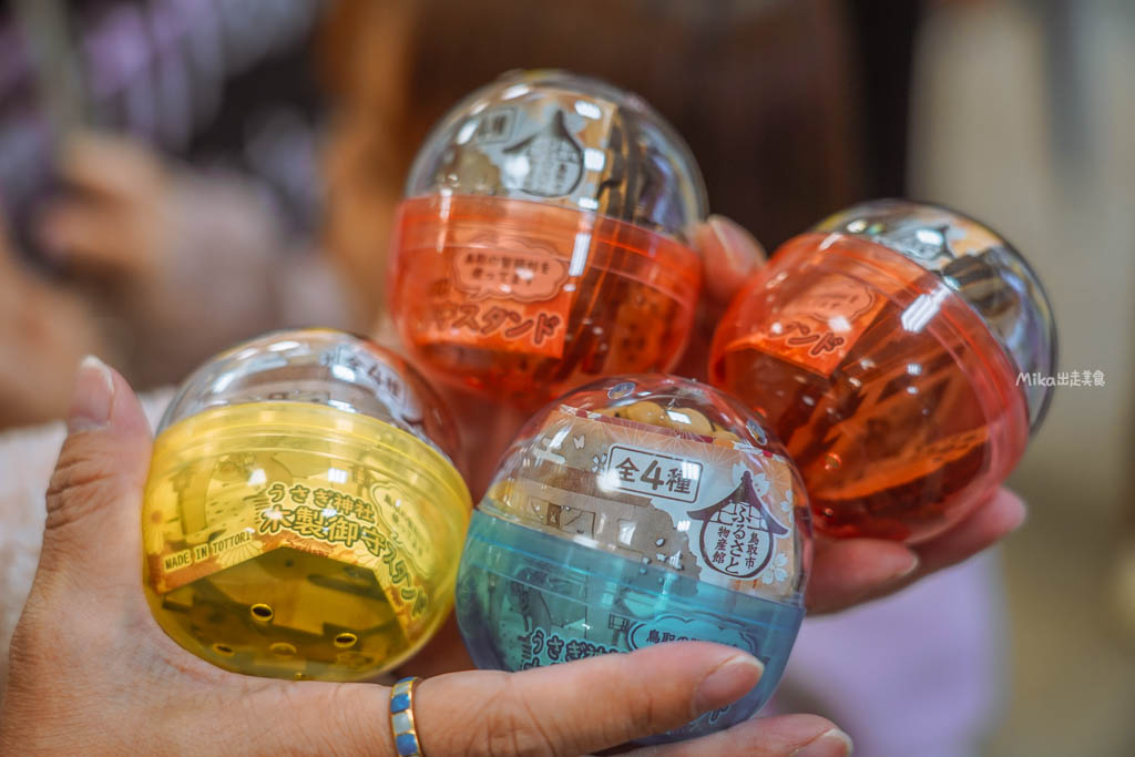 【日本】 鳥取市 ふるさと物産館|鳥取市 國際旅遊產品中心,鳥取必買伴手禮一次到齊,還有過年福袋、鳥取限定商品,以及這裡才有的木製神社立架扭蛋機。 【日本】 鳥取市 ふるさと物産館|鳥取市 國際旅遊產品中心,鳥取必買伴手禮一次到齊,還有過年福袋、鳥取限定商品,以及這裡才有的木製神社立架扭蛋機。