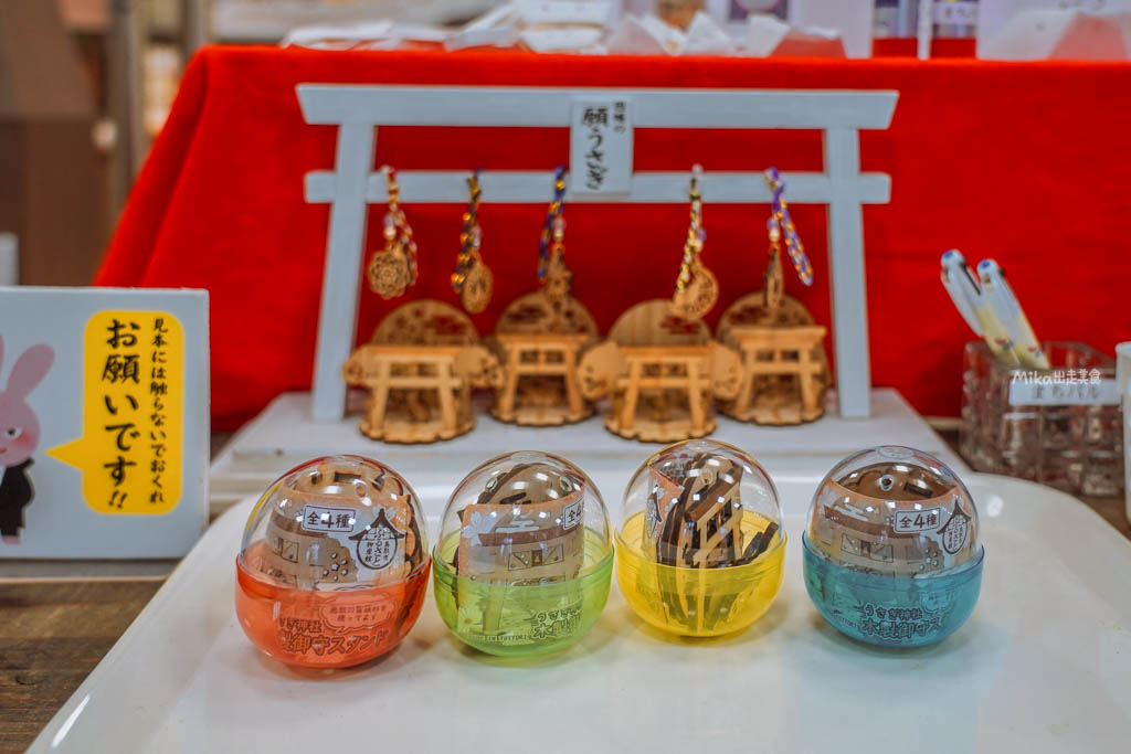 【日本】 鳥取市 ふるさと物産館|鳥取市 國際旅遊產品中心,鳥取必買伴手禮一次到齊,還有過年福袋、鳥取限定商品,以及這裡才有的木製神社立架扭蛋機。 【日本】 鳥取市 ふるさと物産館|鳥取市 國際旅遊產品中心,鳥取必買伴手禮一次到齊,還有過年福袋、鳥取限定商品,以及這裡才有的木製神社立架扭蛋機。