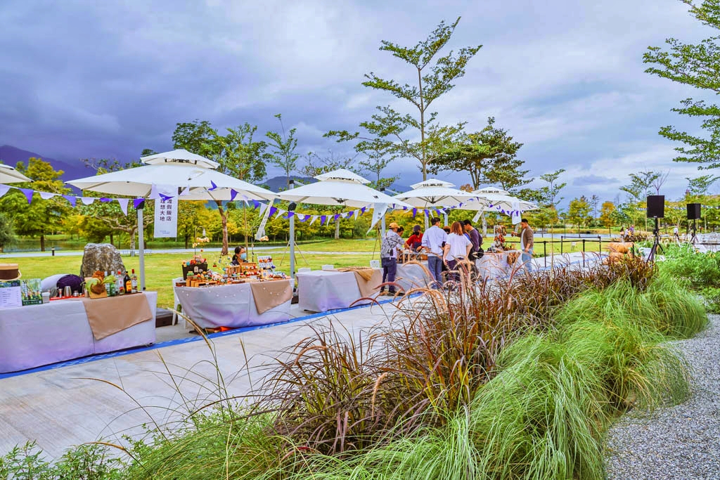 【花蓮】 理想PAARK水岸生活｜花蓮最新景點 公路旁全台最美星巴克、7-11在這裡！還有落羽松祕境遊湖、湖光水岸旁的音樂市集，湖光有景，水岸有聲。