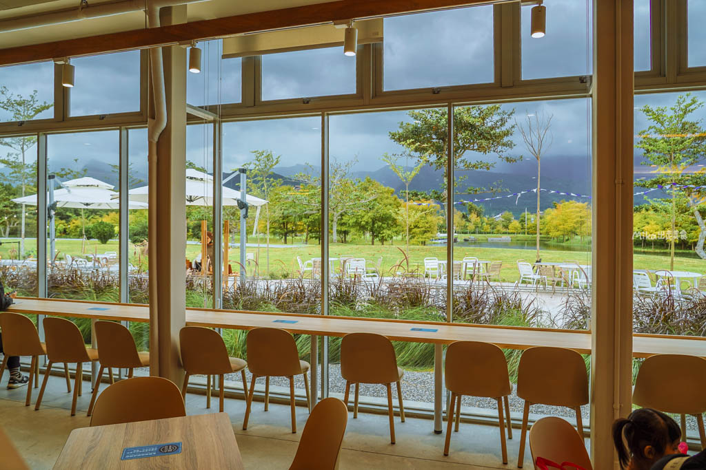 【花蓮】 理想PAARK水岸生活｜花蓮最新景點 公路旁全台最美星巴克、7-11在這裡！還有落羽松祕境遊湖、湖光水岸旁的音樂市集，湖光有景，水岸有聲。