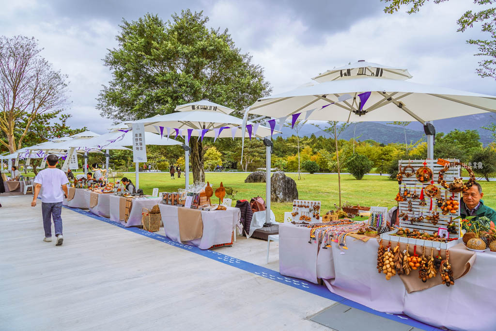 【花蓮】 理想PAARK水岸生活｜花蓮最新景點 公路旁全台最美星巴克、7-11在這裡！還有落羽松祕境遊湖、湖光水岸旁的音樂市集，湖光有景，水岸有聲。