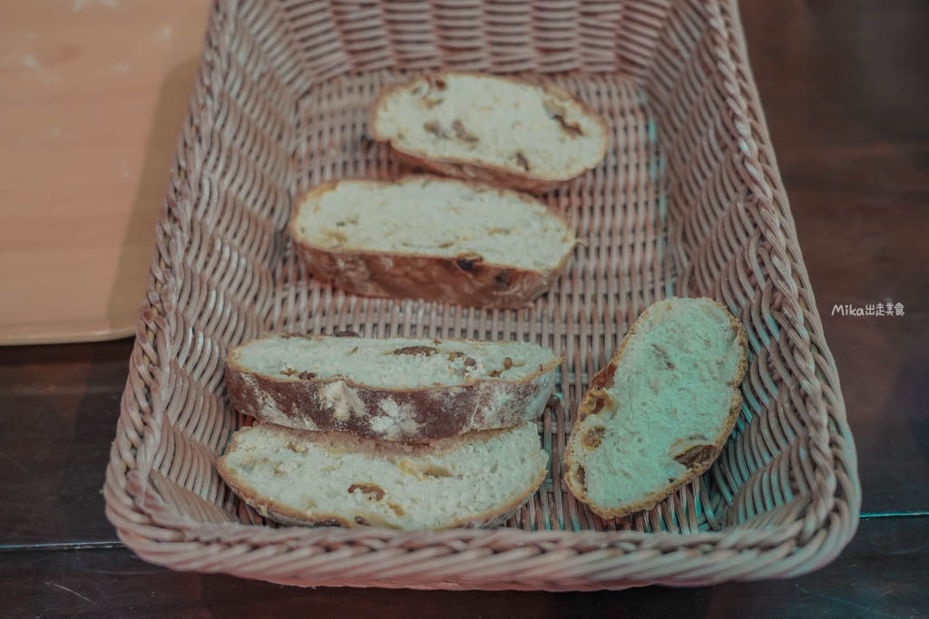 【桃園】 全村的希望 麵包工廠|田園豪宅裡面竟然是麵包工廠!?有古董收藏還有現烤歐式麵包以及簡餐咖啡可以點。 【桃園】 全村的希望 麵包工廠|田園豪宅裡面竟然是麵包工廠!?有古董收藏還有現烤歐式麵包以及簡餐咖啡可以點。