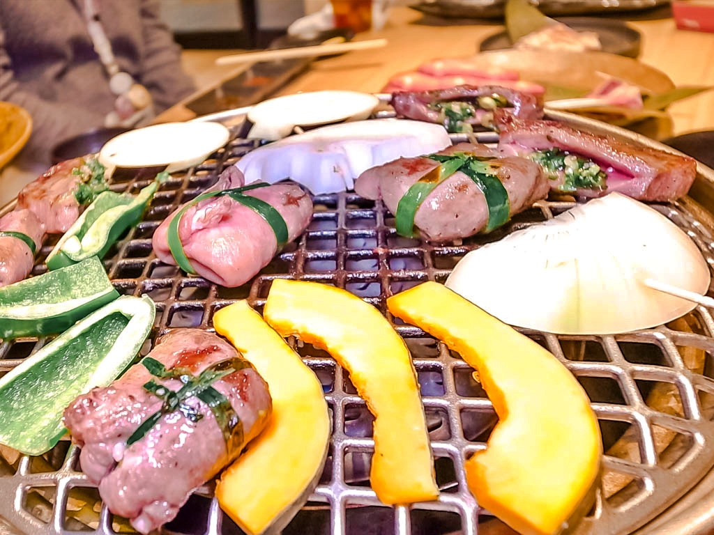 【日本】 鳥取市 焼肉牛王 鳥取駅北口店|鳥取縣內首間提供 高品質A5等級 鳥取和牛「萬葉牛生肉料理」燒肉店,提供豐富的肉壽司、和牛燒肉套餐及單點。 【日本】 鳥取市 焼肉牛王 鳥取駅北口店|鳥取縣內首間提供 高品質A5等級 鳥取和牛「萬葉牛生肉料理」燒肉店,提供豐富的肉壽司、和牛燒肉套餐及單點。