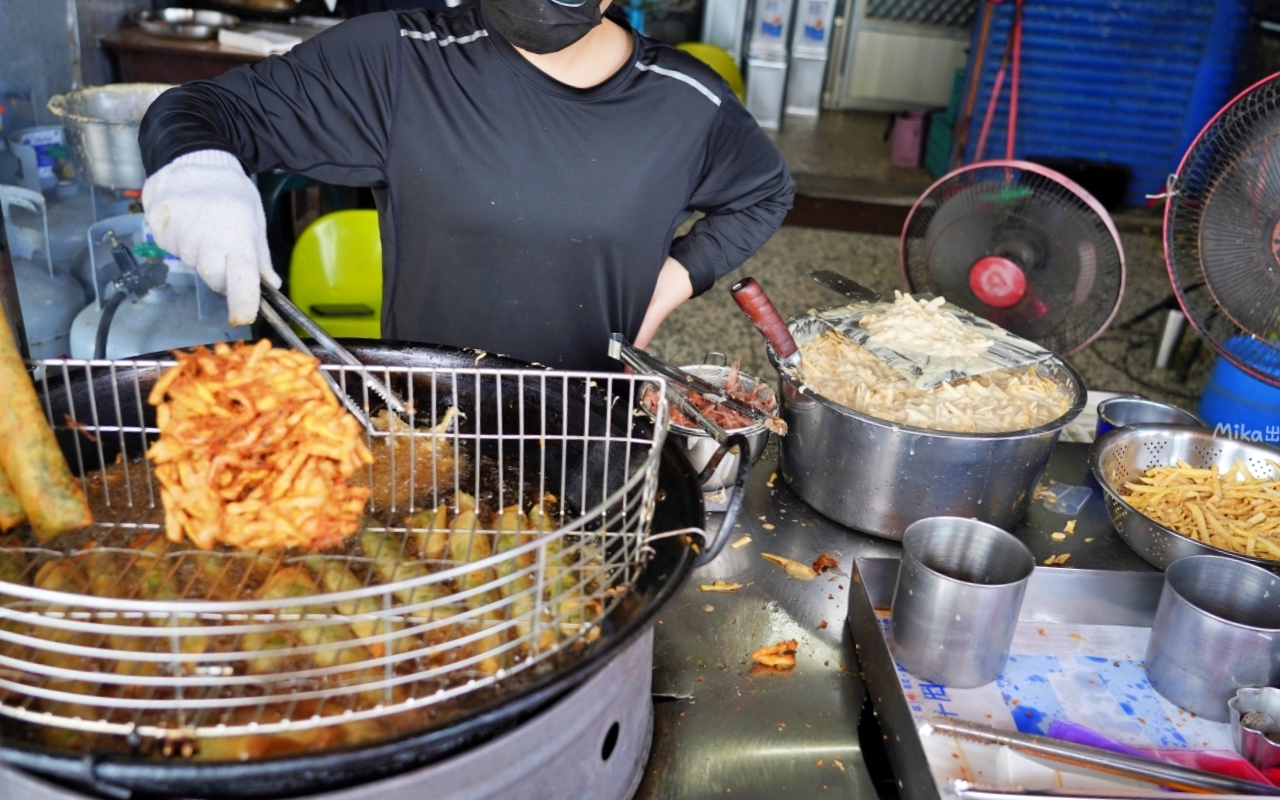 【宜蘭】 礁溪 龍潭春捲伯｜這家銅板美食 在地人氣小吃超推薦，宜蘭系蝦餅很特別，韭菜春捲真的好好吃。