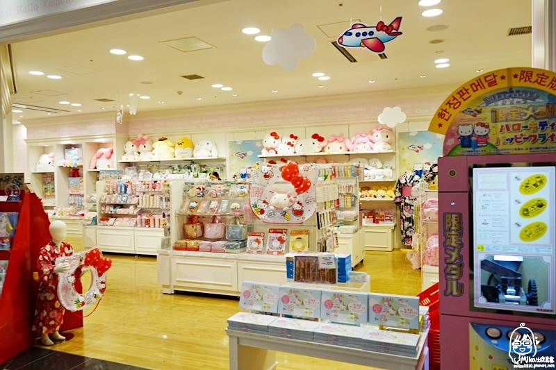 『日本。北海道』札幌新千歲機場 HELLO KITTY HAPPY FLIGHT （快樂飛行公園）｜跟著Hello Kitty 空姐一起去環遊世界 互動園區好好玩/ 快樂飛行咖啡廳＆快樂飛行商店很多療癒系限定商品與餐點，可愛到犯規， Kitty控不能錯過的朝聖景點。