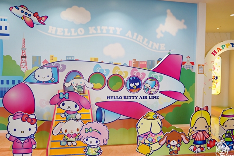 『日本。北海道』札幌新千歲機場 HELLO KITTY HAPPY FLIGHT （快樂飛行公園）｜跟著Hello Kitty 空姐一起去環遊世界 互動園區好好玩/ 快樂飛行咖啡廳＆快樂飛行商店很多療癒系限定商品與餐點，可愛到犯規， Kitty控不能錯過的朝聖景點。