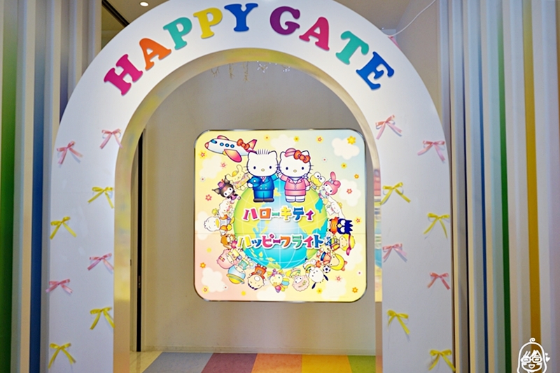 『日本。北海道』札幌新千歲機場 HELLO KITTY HAPPY FLIGHT （快樂飛行公園）｜跟著Hello Kitty 空姐一起去環遊世界 互動園區好好玩/ 快樂飛行咖啡廳＆快樂飛行商店很多療癒系限定商品與餐點，可愛到犯規， Kitty控不能錯過的朝聖景點。