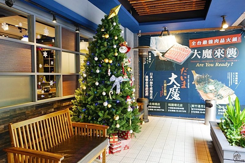 『新竹。美食』 大魔大滿足鍋物（新竹遠百店）｜大遠百旁猛鍋來襲  超大份量A5和牛火鍋、龍蝦干貝海鮮大船駛進火鍋入湯底  號稱全台最強肉品火鍋來新竹了！