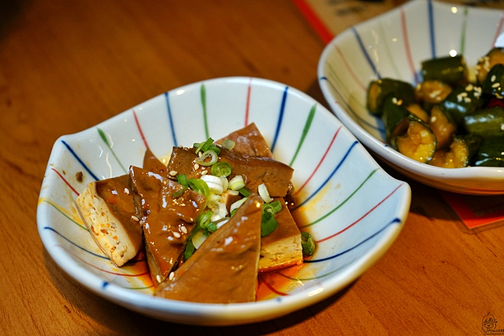 『台中。北區』 麵屋一龍拉麵專門店｜大樹下貨櫃平價日式拉麵屋   超威雙刀流豬肋排拉麵必點！採用豬大骨、雞骨、  以及超過10種食材熬煮而成的乳白色濃郁豚骨湯頭，湯濃味鮮，平價美味。