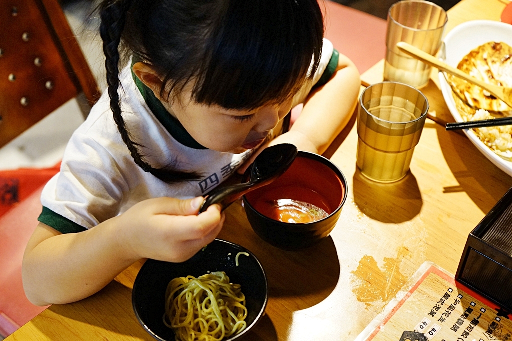 『台中。北區』 麵屋一龍拉麵專門店｜大樹下貨櫃平價日式拉麵屋   超威雙刀流豬肋排拉麵必點！採用豬大骨、雞骨、  以及超過10種食材熬煮而成的乳白色濃郁豚骨湯頭，湯濃味鮮，平價美味。