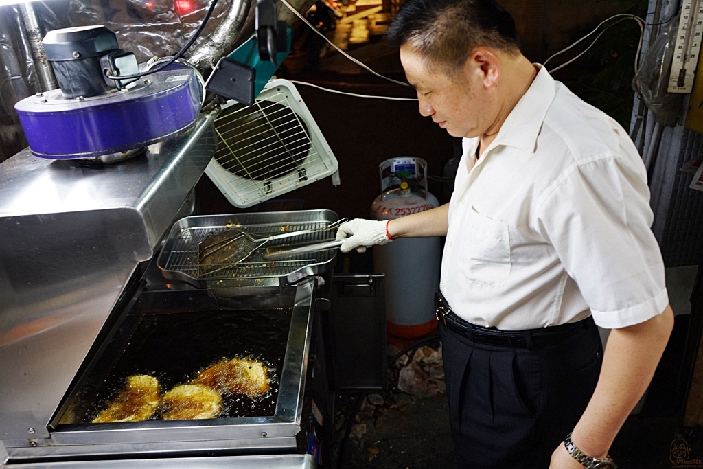 【台中】 協力旺 西裝大叔雞排店｜堅持對雞排跟客人的尊重 老闆不分四季穿西裝襯衫炸雞排，甚至怕混味影響口感，只賣雞排。