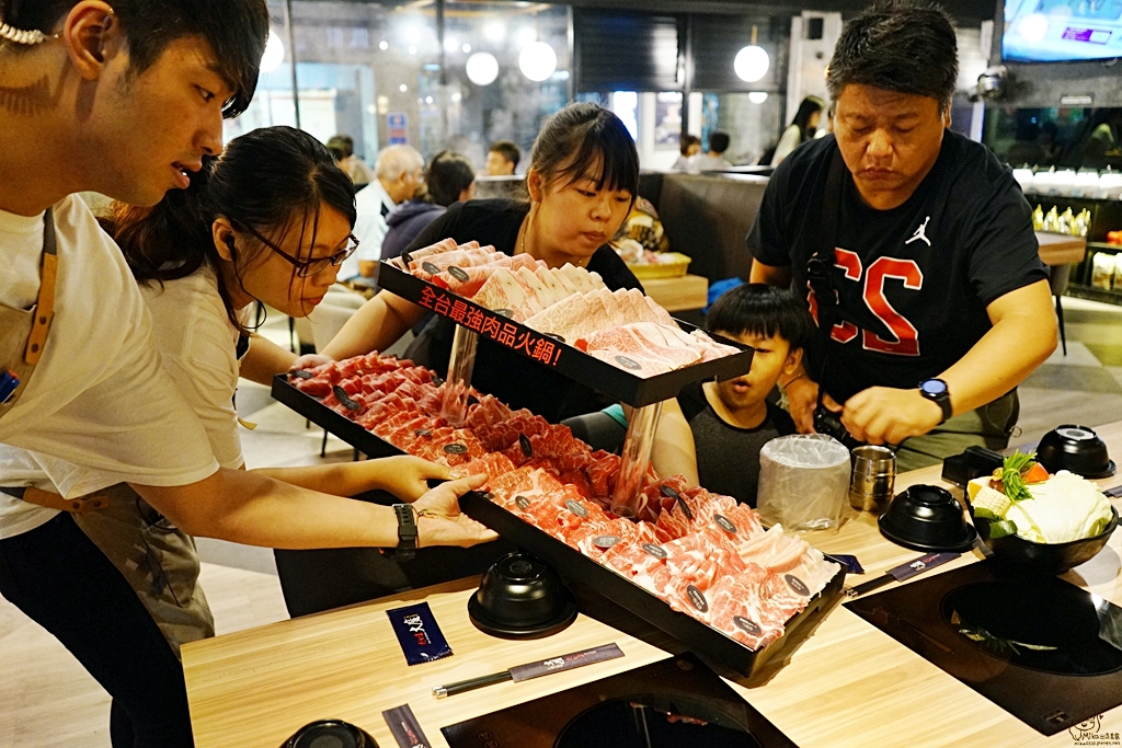 『新北。板橋』 府中站周邊美食 大魔大滿足鍋物(板橋店)｜全台最強肉品火鍋 各國頂級A5和牛大集合！請tag你身邊愛吃肉的朋友，撐爆肉鬼們的胃。慶生、聚餐、人多一起來挑戰吃全台最強肉品火鍋最適合。