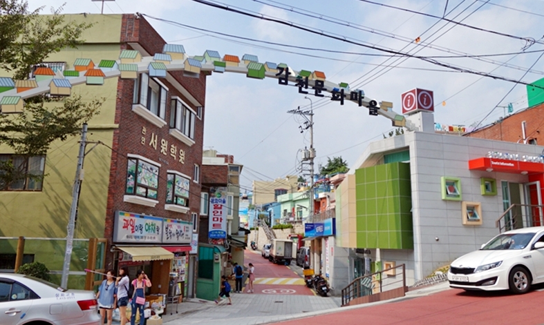 『韓國。釜山』 熱門打卡拍照地標  甘川文化村 〡穿越胡同的魚 小王子與狐狸 夢幻的韓國馬丘比丘｜2015年9月韓國釜山八天七夜自助行。