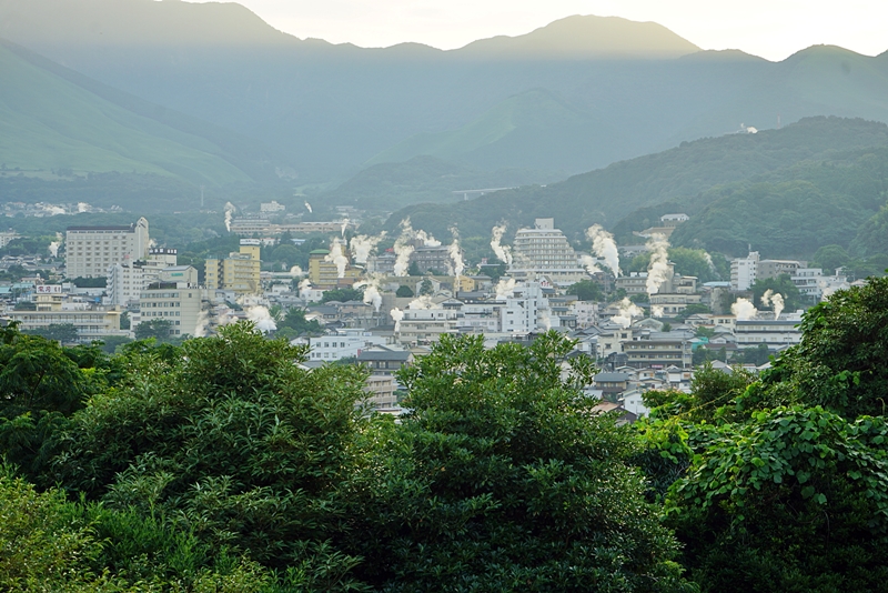 【日本】 九州  青鬼巴士  巡遊別府地獄七湯｜搭乘青鬼巴士 巡遊別府七大地獄， 還有「少女車掌」負責解說導覽喔。