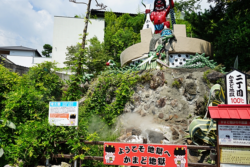 【日本】 九州  青鬼巴士  巡遊別府地獄七湯｜搭乘青鬼巴士 巡遊別府七大地獄， 還有「少女車掌」負責解說導覽喔。