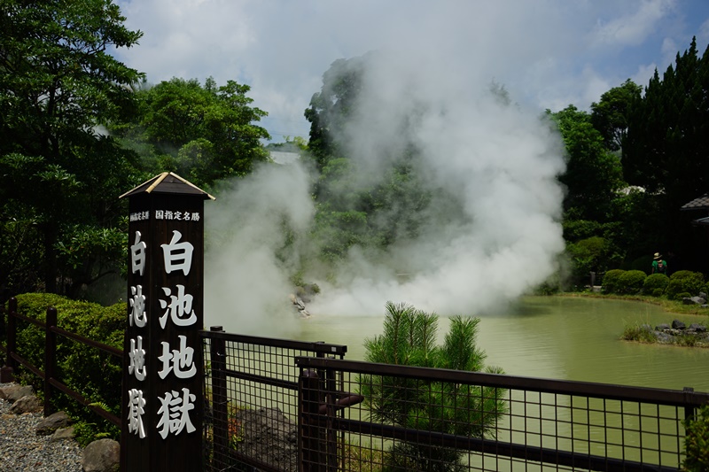 【日本】 九州  青鬼巴士  巡遊別府地獄七湯｜搭乘青鬼巴士 巡遊別府七大地獄， 還有「少女車掌」負責解說導覽喔。