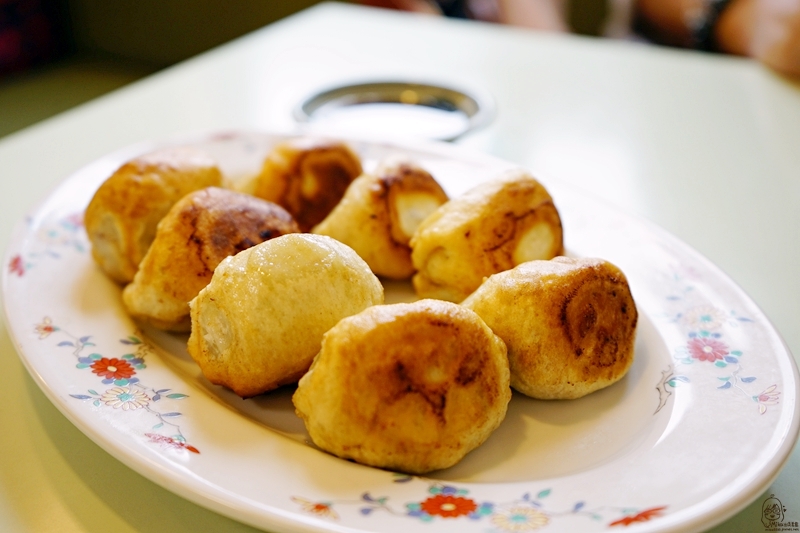 【日本】北九州 佐賀武雄 餃子會館｜武雄在地人推薦  使用當地食材做的在地煎餃 現點現做 用料實在還很多汁，小巧可愛大加分 @Mika出走美食日誌