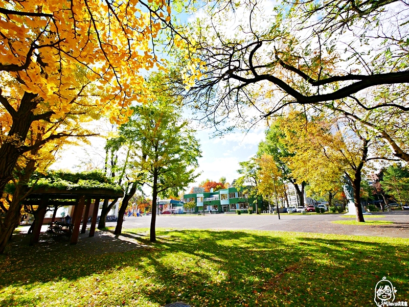 【日本】   北海道 札幌市區中的紅葉名所 中島公園 |  秋意濃 ，滿園的紅、黃、橘色的楓樹、銀杏等各種變葉木，妝點出如織錦般的美麗景色，讓人驚艷。