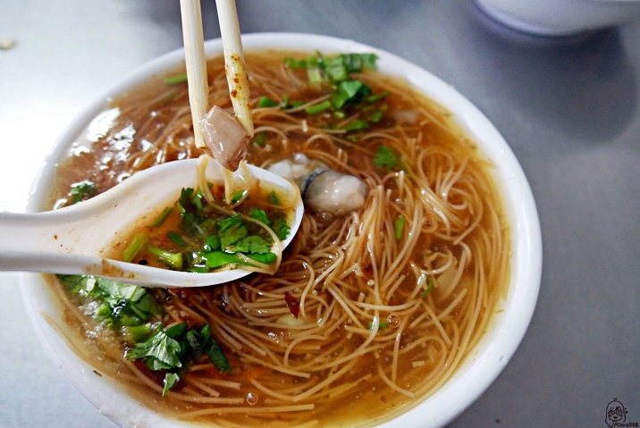 『台中。大甲』 土銀周邊推薦早餐 肉粽塗 蚵仔麵線 香菇瘦肉粥｜軟香入味油飯、肉粽還有清淡爽口蚵仔麵線與香菇瘦肉粥 早餐吃這個 營養滿分。