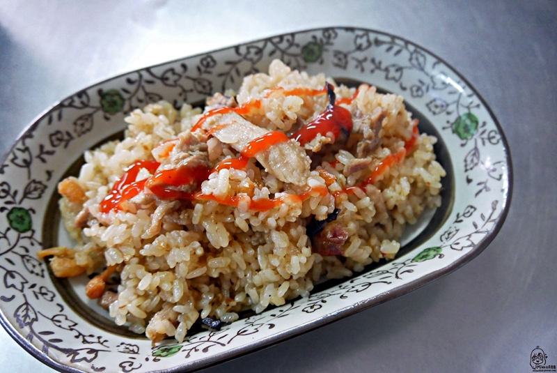 『台中。大甲』 土銀周邊推薦早餐 肉粽塗 蚵仔麵線 香菇瘦肉粥｜軟香入味油飯、肉粽還有清淡爽口蚵仔麵線與香菇瘦肉粥 早餐吃這個 營養滿分。