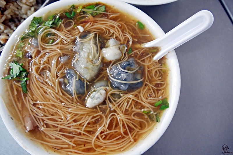 『台中。大甲』 土銀周邊推薦早餐 肉粽塗 蚵仔麵線 香菇瘦肉粥｜軟香入味油飯、肉粽還有清淡爽口蚵仔麵線與香菇瘦肉粥 早餐吃這個 營養滿分。