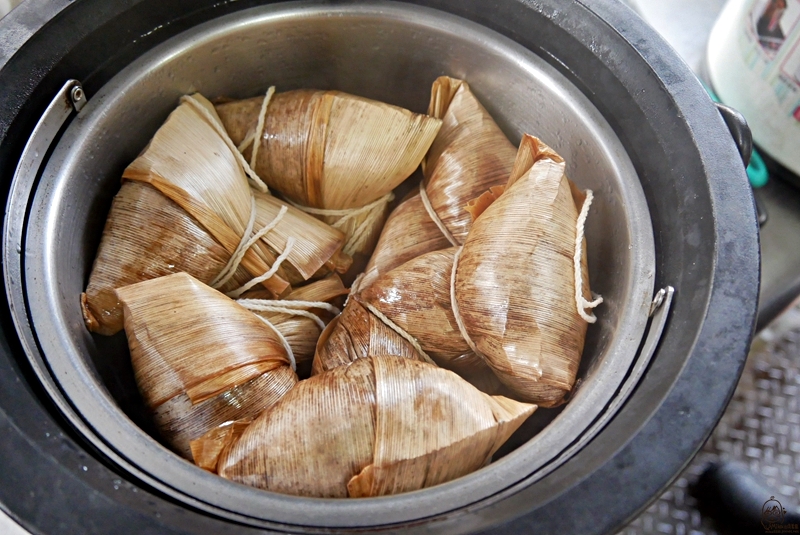 『台中。大甲』 土銀周邊推薦早餐 肉粽塗 蚵仔麵線 香菇瘦肉粥｜軟香入味油飯、肉粽還有清淡爽口蚵仔麵線與香菇瘦肉粥 早餐吃這個 營養滿分。