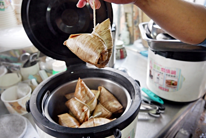 『台中。大甲』 土銀周邊推薦早餐 肉粽塗 蚵仔麵線 香菇瘦肉粥｜軟香入味油飯、肉粽還有清淡爽口蚵仔麵線與香菇瘦肉粥 早餐吃這個 營養滿分。