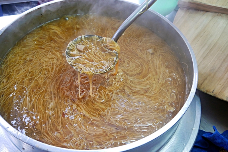 『台中。大甲』 土銀周邊推薦早餐 肉粽塗 蚵仔麵線 香菇瘦肉粥｜軟香入味油飯、肉粽還有清淡爽口蚵仔麵線與香菇瘦肉粥 早餐吃這個 營養滿分。