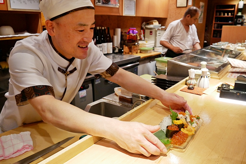 『日本。北海道』 在地人帶路吃美食  薄野 立喰い処 ちょこっと壽司｜離薄野地鐵站走路只要一分鐘  女子友善立食店  新鮮時令魚獲上桌 營業到凌晨2點的深夜立食食堂。｜2019/07/8-7/14 北海道在地美食 深度吃七天六夜之旅