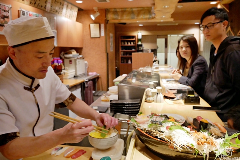 『日本。北海道』 在地人帶路吃美食  薄野 立喰い処 ちょこっと壽司｜離薄野地鐵站走路只要一分鐘  女子友善立食店  新鮮時令魚獲上桌 營業到凌晨2點的深夜立食食堂。｜2019/07/8-7/14 北海道在地美食 深度吃七天六夜之旅