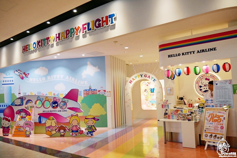 『日本。北海道』札幌新千歲機場 HELLO KITTY HAPPY FLIGHT （快樂飛行公園）｜跟著Hello Kitty 空姐一起去環遊世界 互動園區好好玩/ 快樂飛行咖啡廳＆快樂飛行商店很多療癒系限定商品與餐點，可愛到犯規， Kitty控不能錯過的朝聖景點。