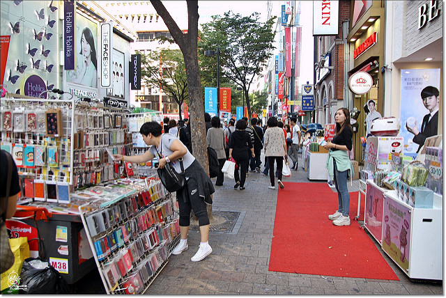 『韓國首爾』明洞是我百去不膩的購物天堂，好逛好買又好吃之必買好物推薦、Well Made Desert Cafe(狗狗咖啡店)-2014年首爾秋遊八天七夜自助行 @Mika出走美食日誌