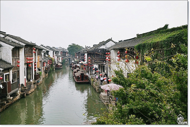 『中國。蘇州』 蘇州山塘街景區  典型江南水鄉的風貌，前街後河的水上人家建築特色 ，處處可見河上小船來往如梭，街上商鋪林立還有古色古香的星巴克，星巴克蘇州城市杯、隨行杯超好看，搭乘蘇州好行玩蘇州最經濟實惠-2015年10月暢遊蘇州 遊東方水城、品蘇式生活五天四夜之旅 @Mika出走美食日誌