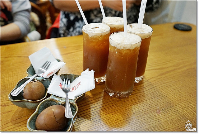 『台中。北區』雙江茶行-台中人的最愛的古早味老茶館，不變的茶香、美味的茶點，這裡有全台中最好喝的檸檬紅茶，酸甜夠味大推薦。 @Mika出走美食日誌