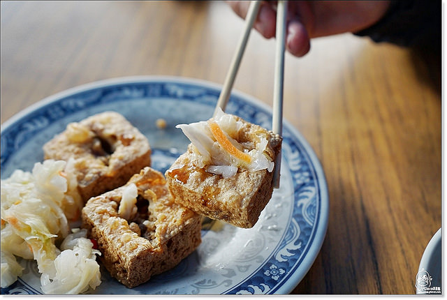 『台中。東區』 林記花蓮瑞穗臭豆腐-這是台中皮花蓮骨的蔬菜配方臭豆腐，外酥脆內軟嫩的臭豆腐還附湯、紅茶任選，台中人最愛吃這一味。 @Mika出走美食日誌