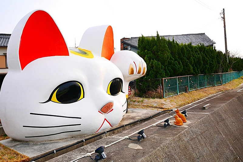 『日本。愛知』 常滑市 陶瓷老街 やきもの散歩道｜來招財貓的故鄉 常滑陶器老街散策，貓控必來 各種造型的招財貓超好拍 有文青時尚咖啡館和年輕藝術家畫廊 更是藝術和美食交融的散步道。｜2018/0223-0226 愛知名古屋、知多常滑、伊勢三重 中部四天三夜自駕自由行 @Mika出走美食日誌